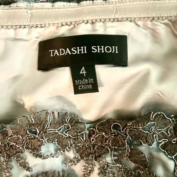 Tadashi Shoji Full-Length Off-Shoulder Metallic Embroidered Formal Gown: Size 4 - Picture 3 of 8